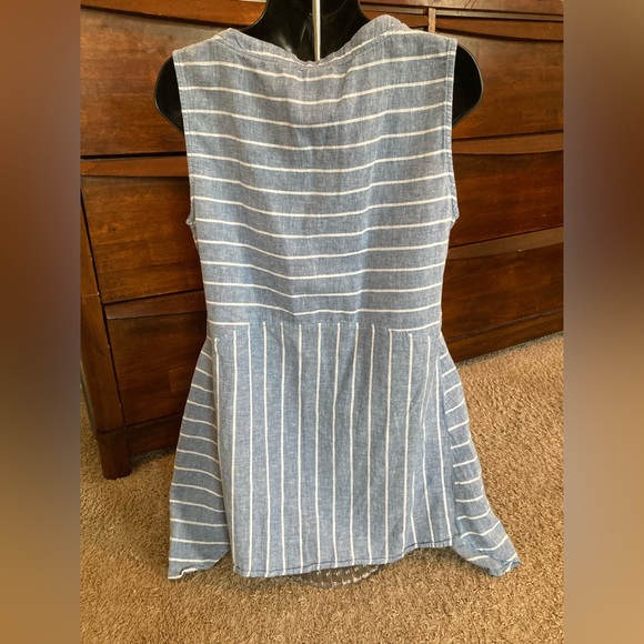 Beachlunchlounge Sleeveless V-Neck Top. Size Medium. - Picture 7 of 8